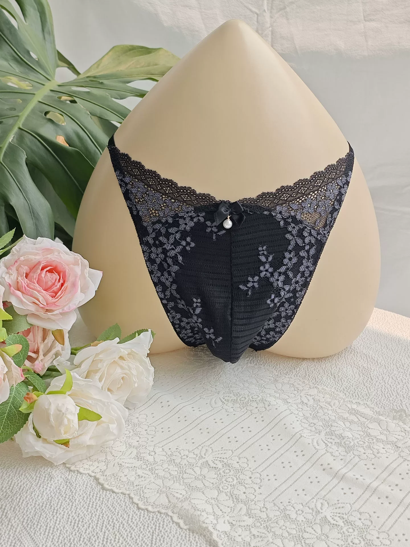 Embroidery Embellishments - سروال داخلي رجالي أسود من الدانتيل